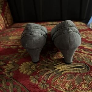 Women's Statutes Grey Pumps Size 8